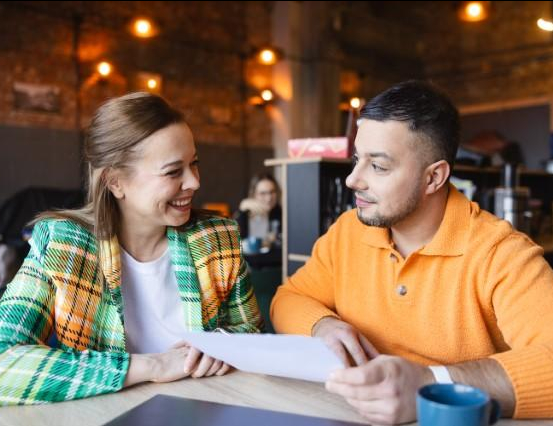 Język angielski w biznesie | Studia I stopnia w Chorzowie | Uniwersytet WSB Merito Chorzów: studenci omawiający zadanie w kawiarni