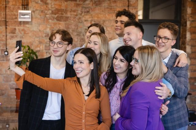 Biznes i Administracja | Studia II stopnia w Chorzowie | Uniwersytet WSB Merito Chorzów: studenci robiący sobie selfie