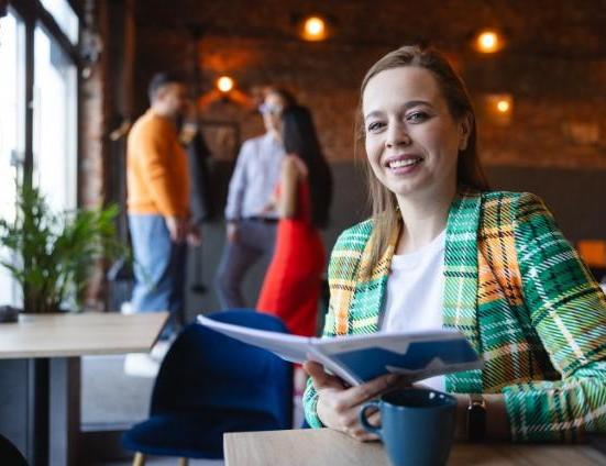 Logistyka handlu i dystrybucji | Studia I stopnia w Chorzowie | Uniwersytet WSB Merito Chorzów: studentka czytająca notatki