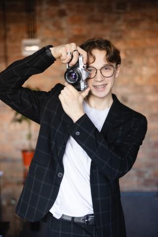 Grafika, film i fotografia | Studia I stopnia w Chorzowie | Uniwersytet WSB Merito Chorzów: student z aparatem