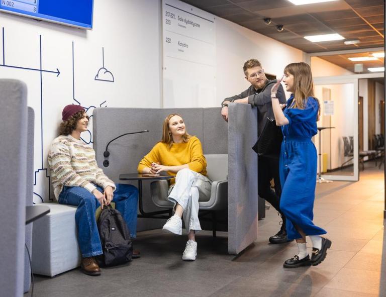 Strefa studenta | Uniwersytet WSB Merito Chorzów: Studenci UWS Merito w czasie przerwy