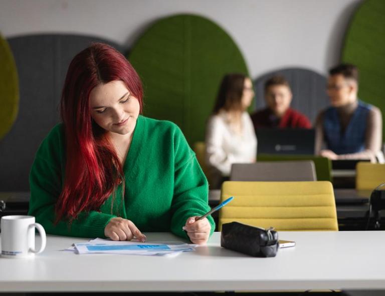 Innovative Marketing | Studia I stopnia w Chorzowie | Uniwersytet WSB Merito Chorzów: studentka analizuje tabelę danych na zajęciach