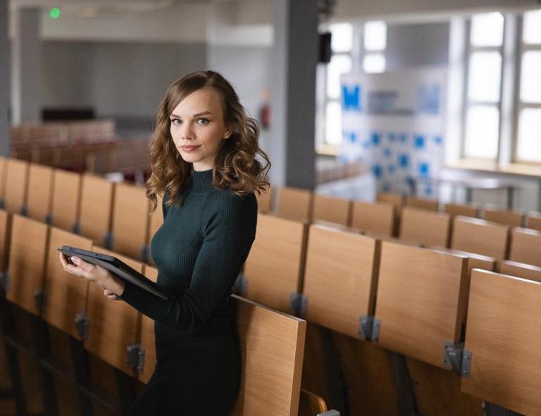 Public Relations i nowoczesna komunikacja | Studia I stopnia w Chorzowie | Uniwersytet WSB Merito Chorzów: studentka stojąca w auli wykładowej