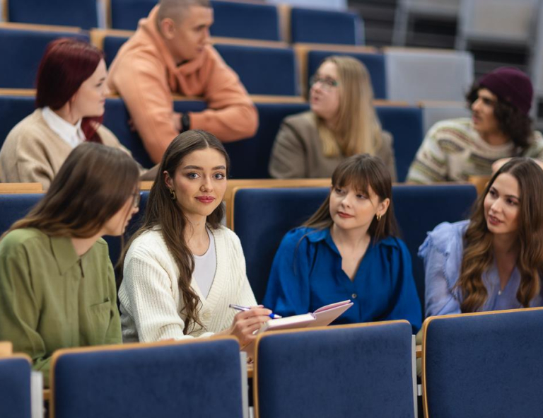 Maturzyści | Uniwersytet WSB Merito Chorzów: studenci uczący się na auli wykładowej