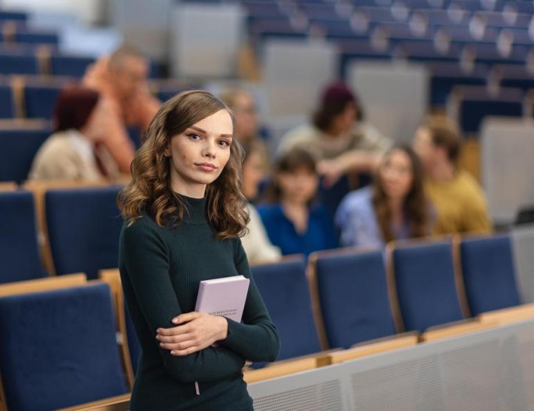 Bezpieczeństwo informacyjne i cyberprzestrzeni | Studia I stopnia w Chorzowie | Uniwersytet WSB Merito Chorzów: studentka stojąca na auli wykładowej