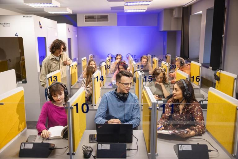 Cyfrowy uniwersytet | Uniwersytet WSB Merito Chorzów: studenci siedzą w sali do tłumaczeń 