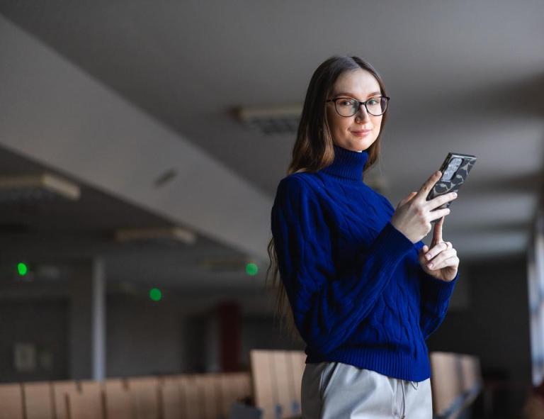 Eksploatacja systemów technicznych | Studia I stopnia w Chorzowie | Uniwersytet WSB Merito Chorzów: studentka stojąca na auli wykładowej