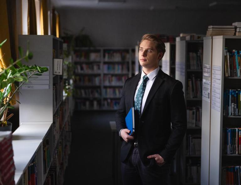Bezpieczeństwo informacyjne i cyberprzestrzeni | Studia I stopnia w Chorzowie | Uniwersytet WSB Merito Chorzów: Student stojący w bibliotece