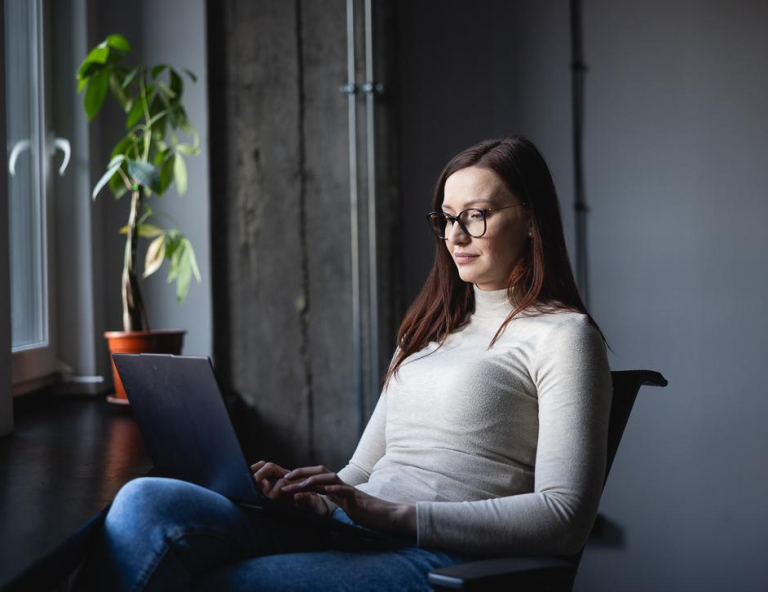 Cyfrowy uniwersytet | Uniwersytet WSB Merito Chorzów: uczestniczka studiów podyplomowych uczestnicząca w zajęciach online