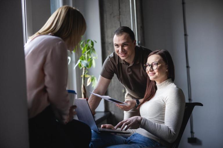 Kurs przygotowawczy do podjęcia nauki na studiach na Uniwersytecie WSB Merito w Poznaniu | Uniwersytet WSB Merito Chorzów: uczestnicy studiów podyplomowych rozmawiający o projekcie