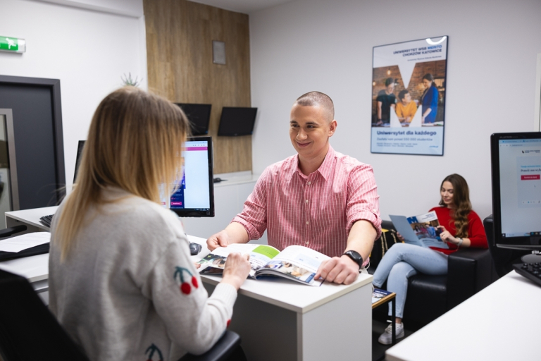 Wyniki wyszukiwania | Uniwersytet WSB Merito Chorzów: Grafika główna: WSB Merito Chorzów, student w dziekanacie