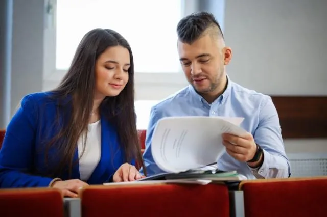 Inżynieria jakości w produkcji i usługach | Studia I stopnia w Chorzowie | Uniwersytet WSB Merito Chorzów: studenci na auli omawiający swoje notatki