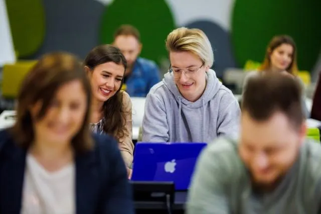 Business translation - tłumaczenia biznesowe | Studia I stopnia w Chorzowie | Uniwersytet WSB Merito Chorzów: studenci w sali 