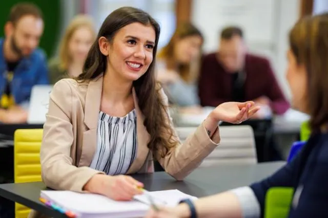 Psychologia menedżera | Studia I stopnia w Chorzowie | Uniwersytet WSB Merito Chorzów: studenci w sali 