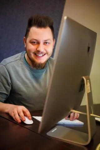 Logistics and International Forwarding | Studia I stopnia w Chorzowie | Uniwersytet WSB Merito Chorzów: student siedzący przy komputerze