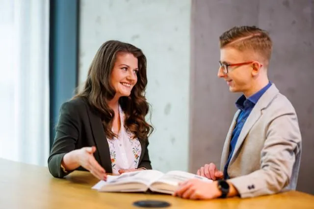 International Business - biznes międzynarodowy | Studia I stopnia w Chorzowie | Uniwersytet WSB Merito Chorzów: studenci czytający książkę