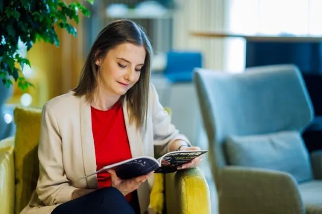 Marketing w cyfrowej transformacji | Studia II stopnia w Chorzowie | Uniwersytet WSB Merito Chorzów: studentka z książką