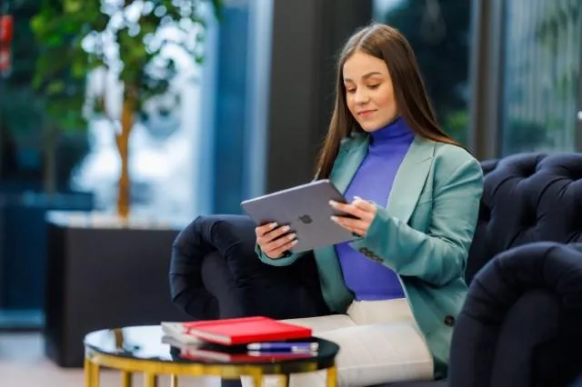 Bankowość i finanse cyfrowe | Studia I stopnia w Chorzowie | Uniwersytet WSB Merito Chorzów: studentka oglądająca coś na tablecie