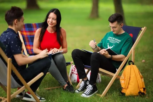 Psychologia w HR | Studia I stopnia w Chorzowie | Uniwersytet WSB Merito Chorzów: studenci na leżakach 