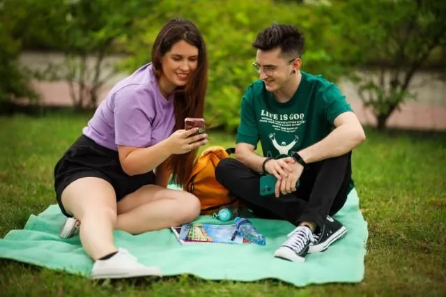 Negocjacje, arbitraż i mediacje | Studia I stopnia w Chorzowie | Uniwersytet WSB Merito Chorzów: studenci oglądający coś na telefonie