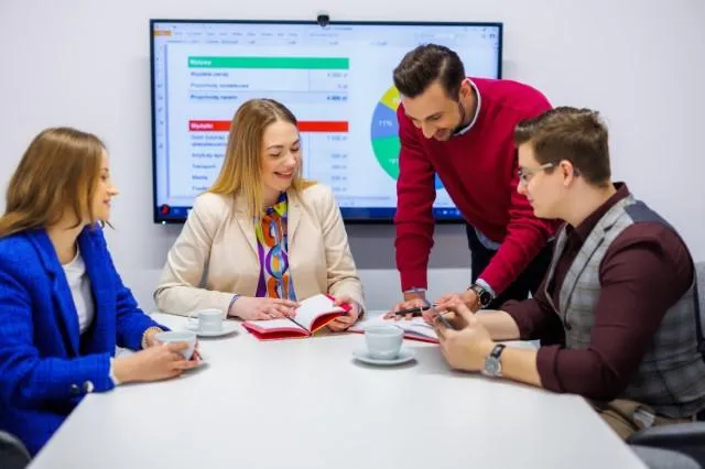 Nowoczesna administracja lokalna | Studia I stopnia w Chorzowie | Uniwersytet WSB Merito Chorzów: studenci omawiający projekt