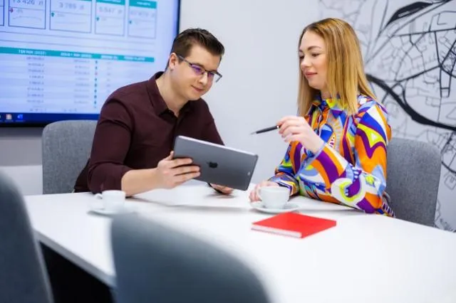 Zarządzanie projektem - Junior Project Manager | Studia II stopnia w Chorzowie | Uniwersytet WSB Merito Chorzów: studenci omawiający zadanie