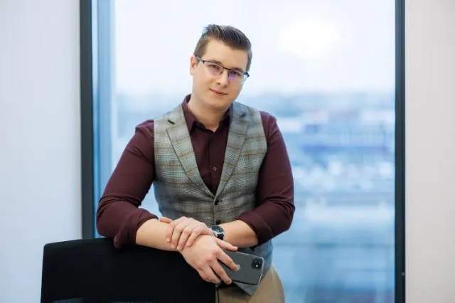 Programista Python | Studia II stopnia w Chorzowie | Uniwersytet WSB Merito Chorzów: student z telefonem
