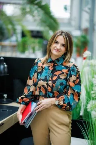 Menedżer marketingu i sprzedaży | Studia II stopnia w Chorzowie | Uniwersytet WSB Merito Chorzów: studentka z notatkami