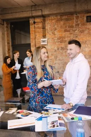 Wyniki wyszukiwania | Uniwersytet WSB Merito Chorzów: studenci omawiający zadanie