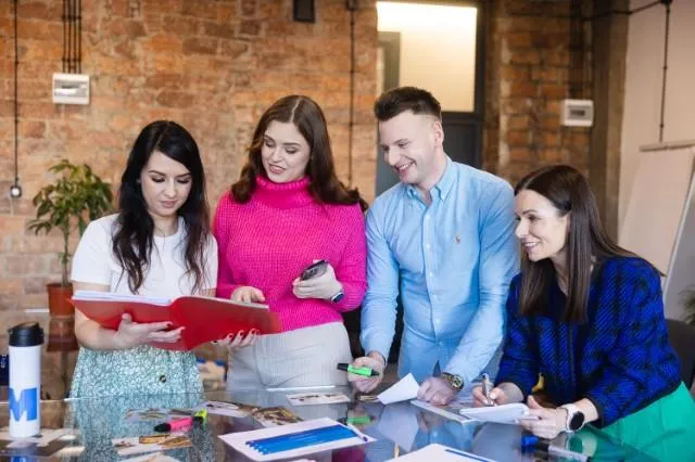 Zarządzanie | Studia II stopnia ze studiami podyplomowymi w Chorzowie | Uniwersytet WSB Merito Chorzów: studenci omawiający wspólnie projekt