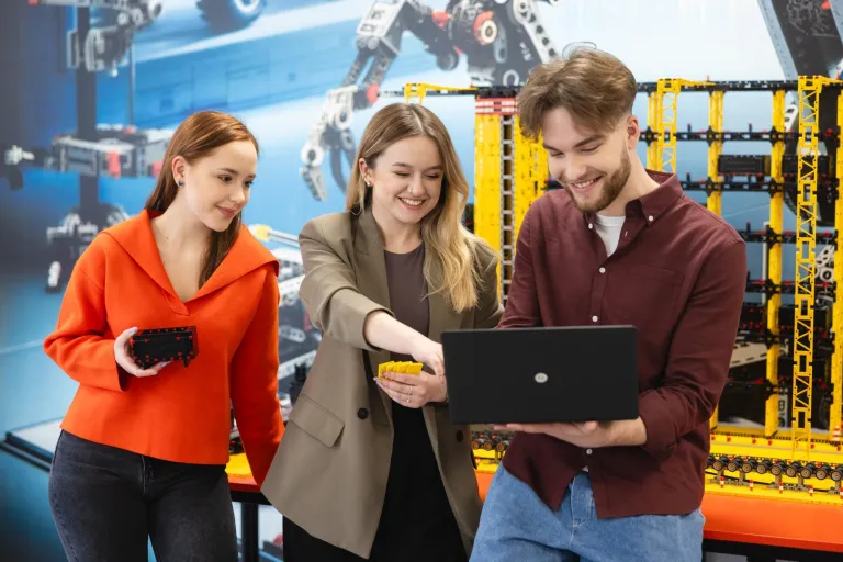 Zarządzanie logistyką i łańcuchami dostaw | Studia II stopnia w Chorzowie | Uniwersytet WSB Merito Chorzów: Dwie dziewczyny i chłopak patrzą w laptop