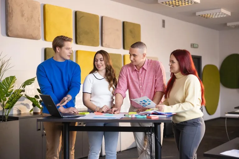 Zarządzanie zasobami ludzkimi | Studia I stopnia w Chorzowie | Uniwersytet WSB Merito Chorzów: studenci pracują w grupie nad projektem