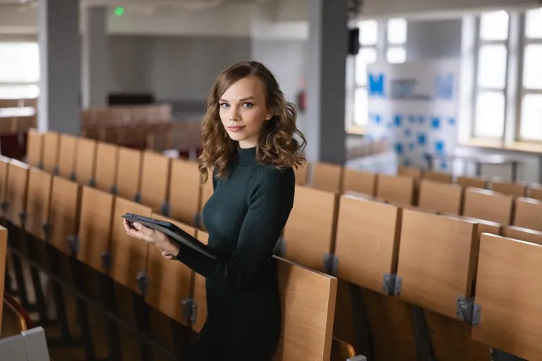 Administrator baz danych | Studia I stopnia w Chorzowie | Uniwersytet WSB Merito Chorzów: studentka stojąca w auli wykładowej