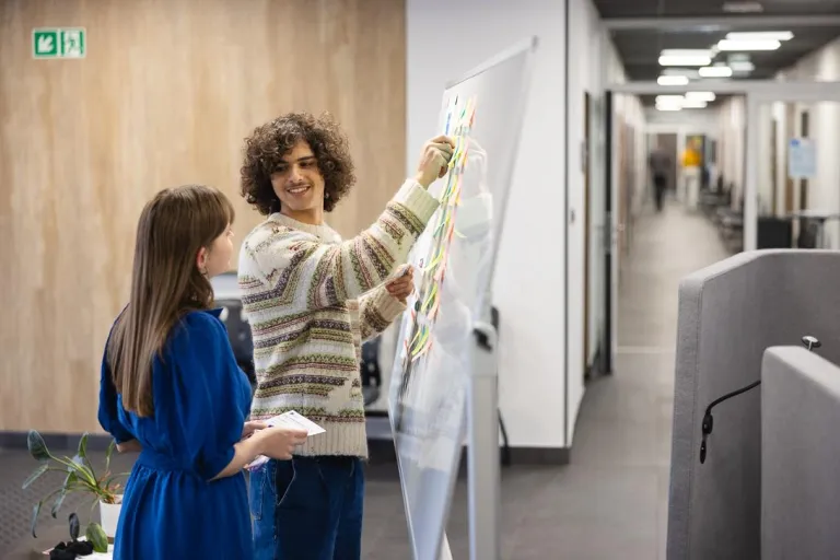 Logistyka produkcji | Studia I stopnia w Chorzowie | Uniwersytet WSB Merito Chorzów: dwójka studentów omawiająca dane na tablicy