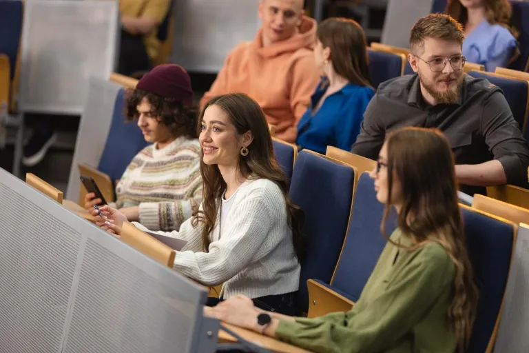 Logistyka | Studia II stopnia w Chorzowie | Uniwersytet WSB Merito Chorzów: studenci siedzą w auli wykładowej