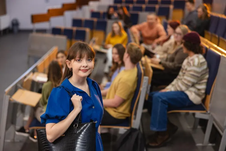 Inżynieria zarządzania | Studia I stopnia w Chorzowie | Uniwersytet WSB Merito Chorzów: studentka stojąca na auli wykładowej