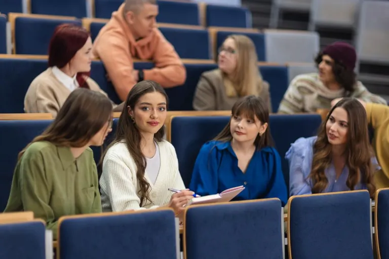 Pedagogika korekcyjna | Studia II stopnia w Chorzowie | Uniwersytet WSB Merito Chorzów: studenci uczący się na auli wykładowej