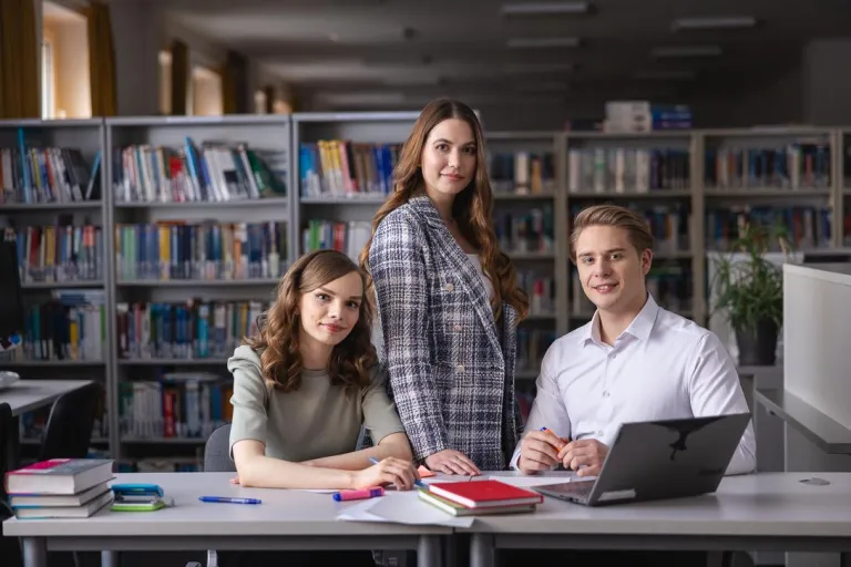 Podatki i finanse publiczne | Studia II stopnia w Chorzowie | Uniwersytet WSB Merito Chorzów: studenci uczący się w bibliotece