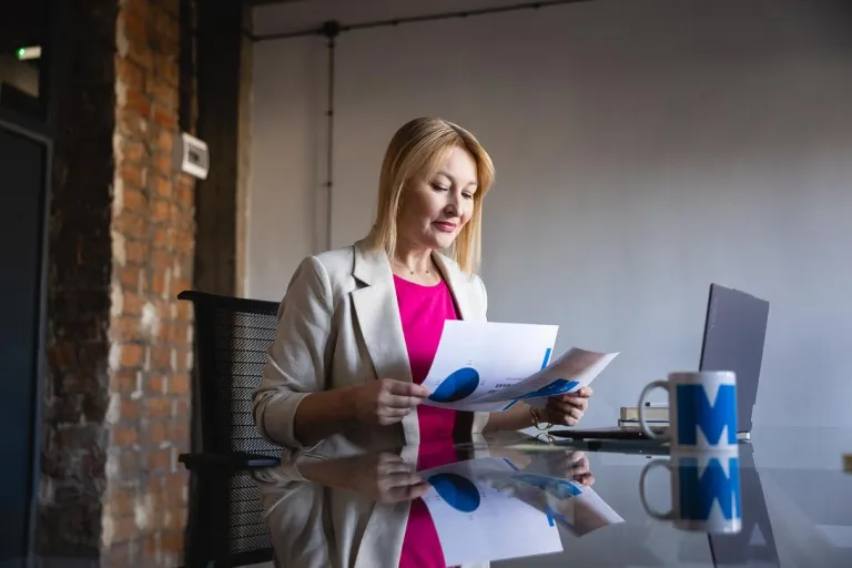 Sprzedaż i marketing B2B | Studia II stopnia w Chorzowie | Uniwersytet WSB Merito Chorzów: uczestniczka studiów podyplomowych analizująca wykresy