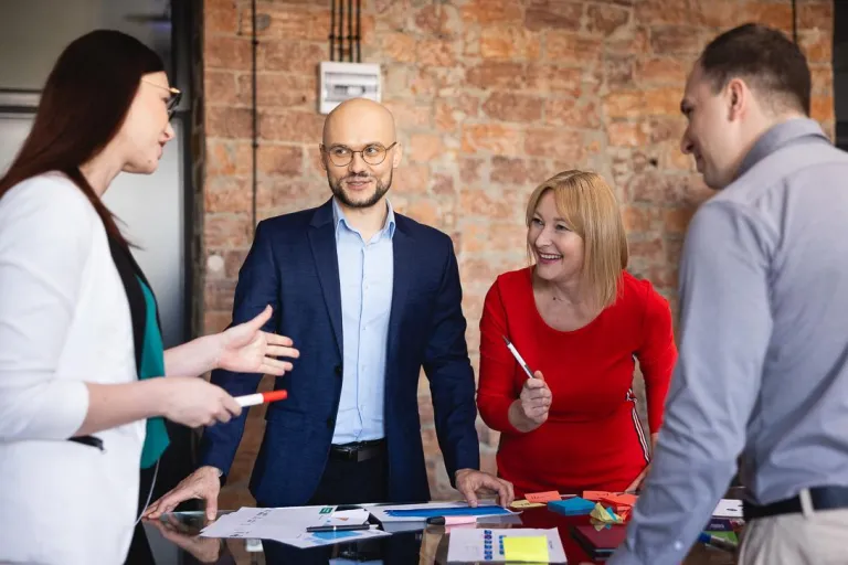 Lean Logistics | Studia II stopnia w Chorzowie | Uniwersytet WSB Merito Chorzów: uczestnicy studiów podyplomowych wykonujący projekt w grupie