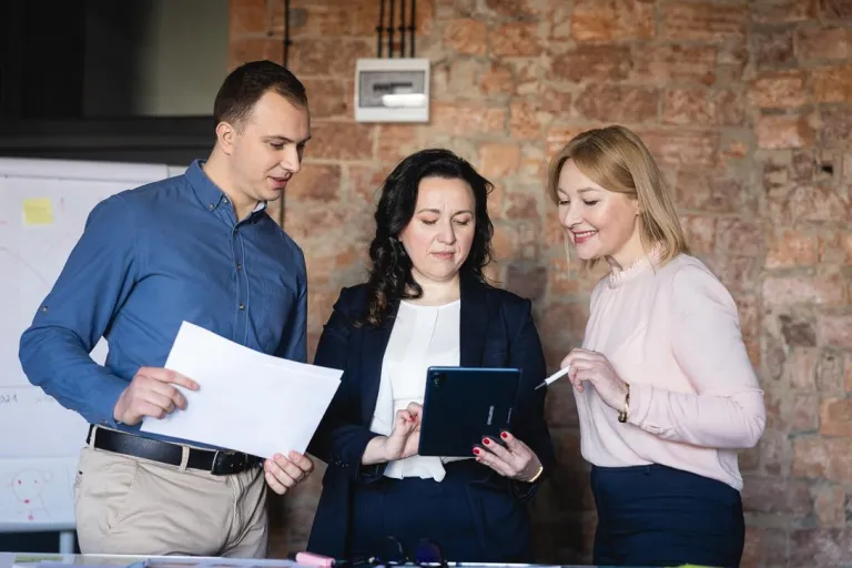 Menedżer TSL | Studia II stopnia w Chorzowie | Uniwersytet WSB Merito Chorzów: uczestnicy studiów podyplomowych pracujący nad koncepcją projektu