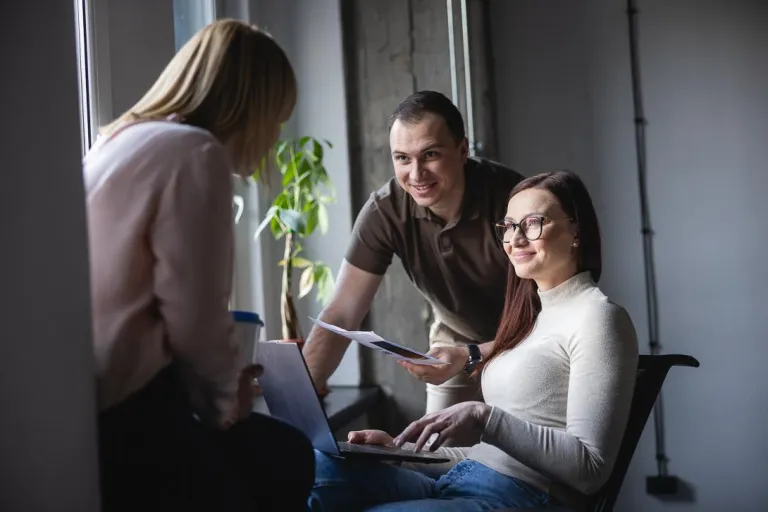 Zarządzanie projektem - Junior Project Manager | Studia II stopnia w Chorzowie | Uniwersytet WSB Merito Chorzów: uczestnicy studiów podyplomowych rozmawiający o projekcie