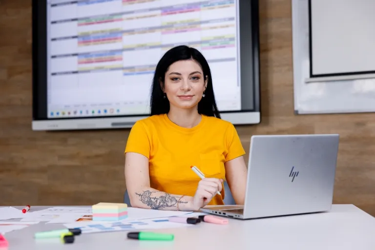 Pedagogika resocjalizacyjna | Studia I stopnia w Chorzowie | Uniwersytet WSB Merito Chorzów: studentka przy laptopie