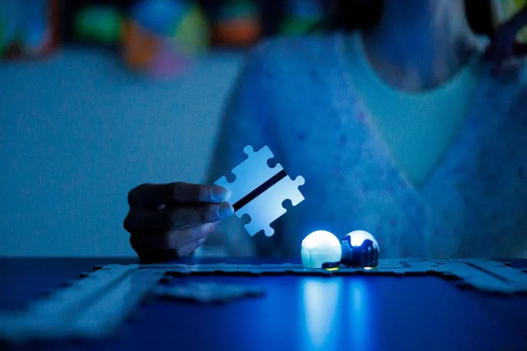 Pedagogika zdrowia z psychodietetyką | Studia II stopnia w Chorzowie | Uniwersytet WSB Merito Chorzów: układanie puzzli z światłem neonowym