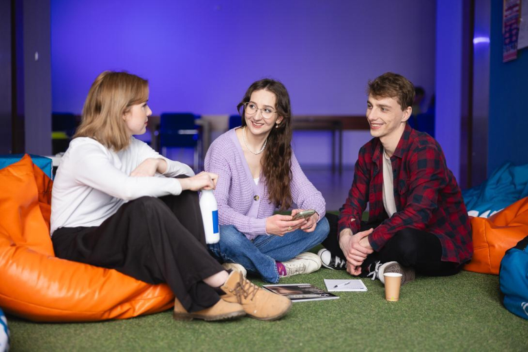 Student Council | WSB Merito Bydgoszcz University: Główna grafika: Kontynuuj studia - Uniwersytet WSB Merito Bydgoszcz - studenci spędzają wspólnie czas między zajęciami w strefie studenta na uczelni