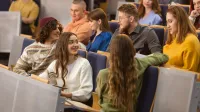 Who we are | WSB Merito University in Chorzów: studenci siedzą w auli wykładowej 