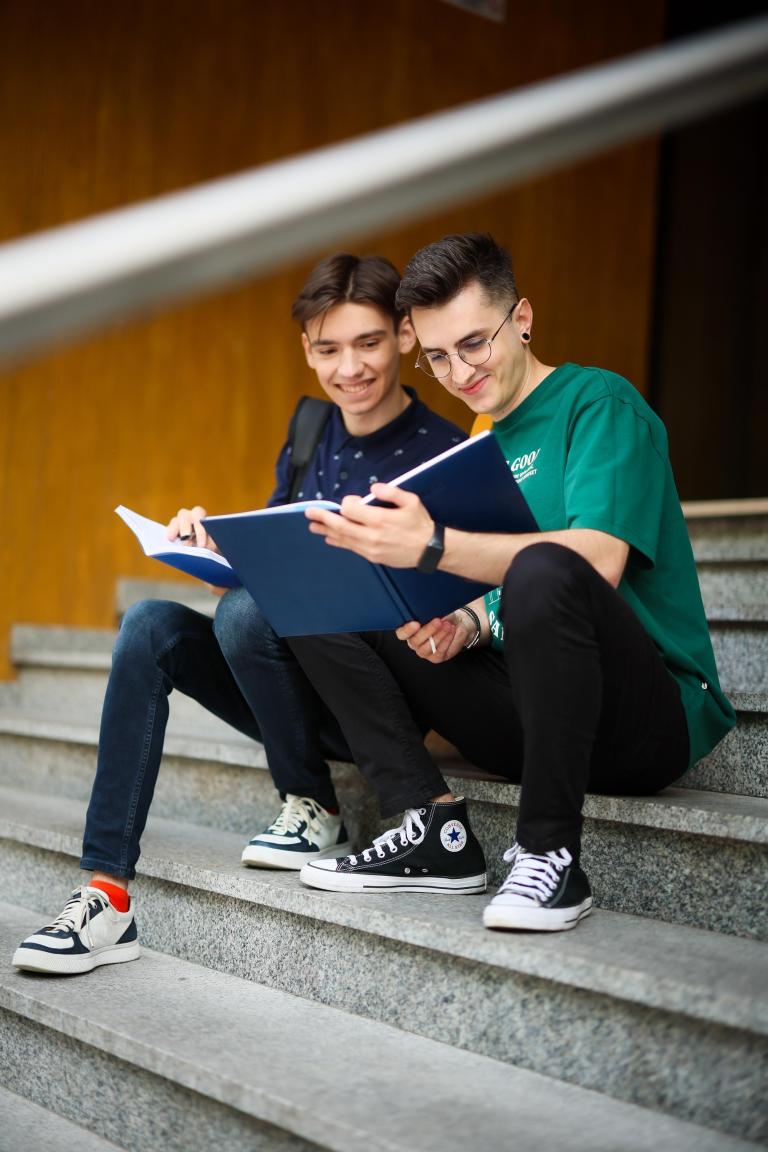 Bachelor's degree | WSB Merito University in Chorzów: Dwóch studentów na schodach z książką