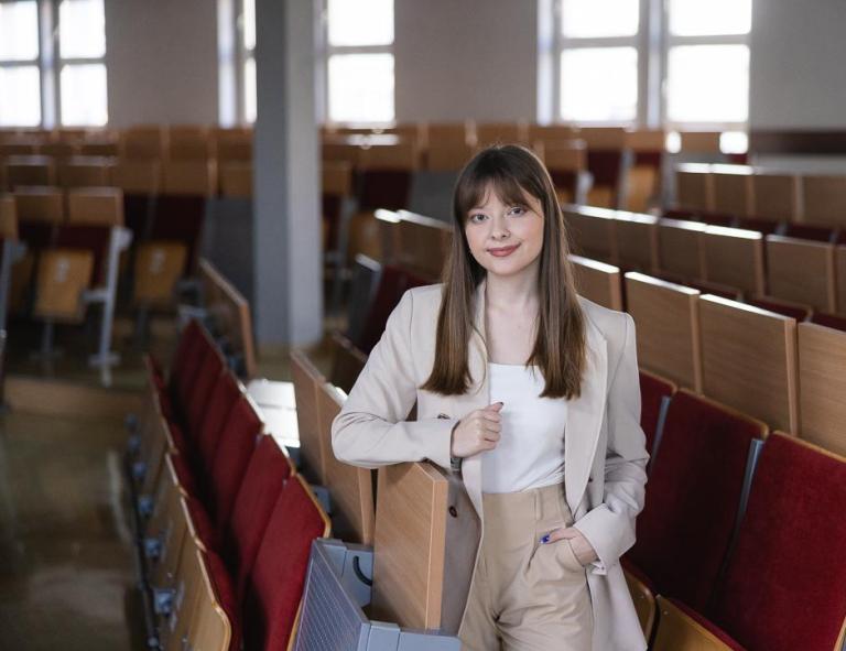 Career Office | WSB Merito University in Chorzów: studentka stojąca na auli wykładowej