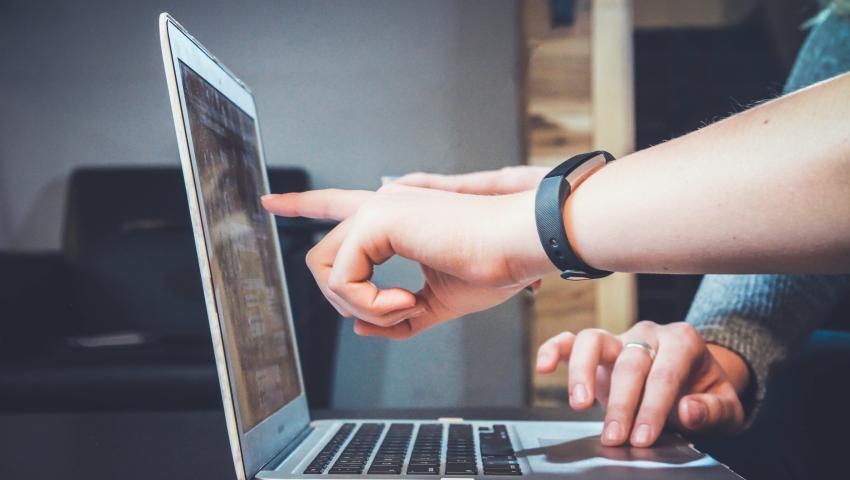 laptop zegarek palec wskazywanie praca biurowa