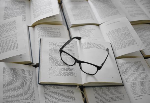 book glasses literature profesor lecture 